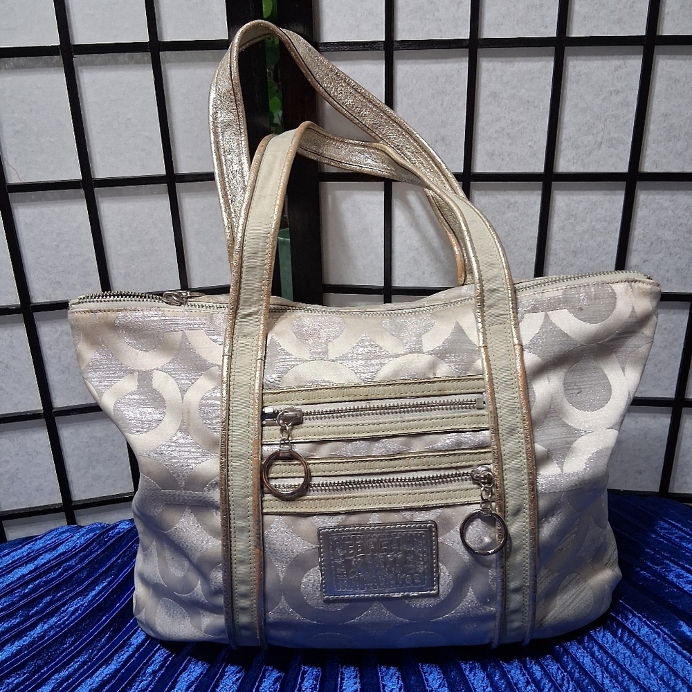 Elegant Cream Tote Bag Coach Poppy Signature White/Silver Shoulder Bag Purse